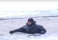 В Киеве спасатели учили вытаскивать человека, провалившегося под лед. Видео