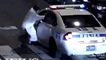 В США мужчина атаковал полицейского во имя ислама. Видео