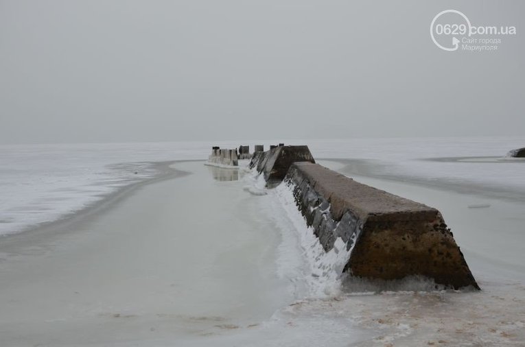 Замерзшее побережье Азовского моря в Мариуполе