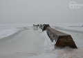 Замерзшее побережье Азовского моря в Мариуполе