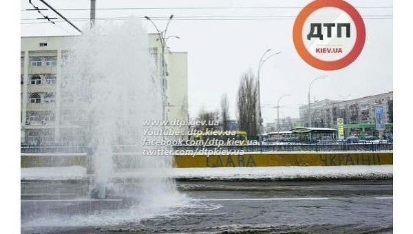 На Воздухофлотском проспекте в Киеве прорвало трубу