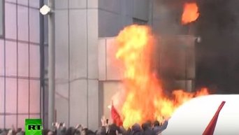В Косово протестующие подожгли здание парламента