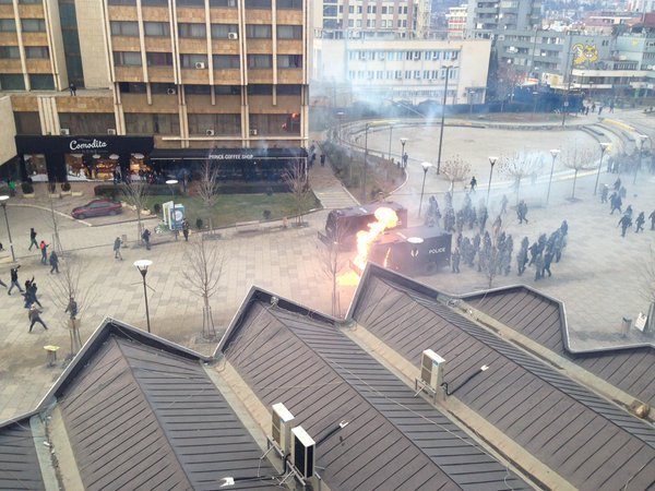 Нападение на парламент Косово во время акций протеста