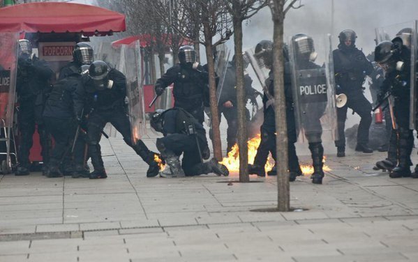 Беспорядки и столкновения с полицией в Косово