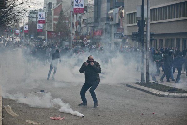 Беспорядки и столкновения с полицией в столице Косово Приштине
