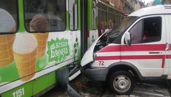 В центре Львова автомобиль скорой помощи въехал в трамвай