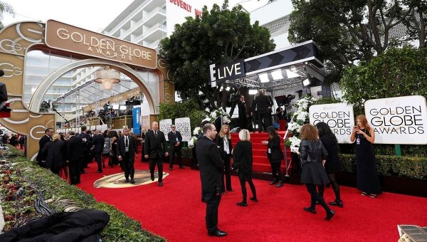 Красная дорожка на входе в зал 73-й церемонии вручения награды Ассоциации иностранной прессы Голливуда Золотой глобус