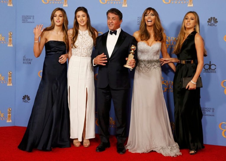 Сильвестр Сталлоне с супругой и дочками на церемонии вручения Золотой глобус