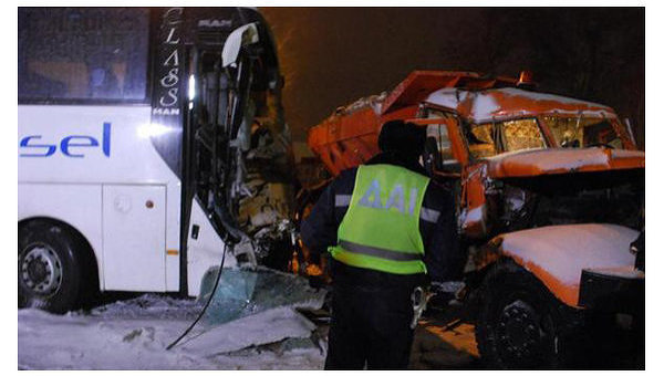 Столкновение автобуса и снегоуборочной машины в Днепродзержинске