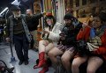 Участники флеш-моба В метро без штанов в Израиле
