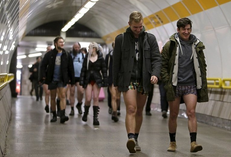 Участники флеш-моба В метро без штанов в Праге