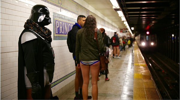 Участники флеш-моба В метро без штанов в Нью-Йорке
