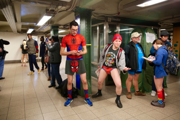 Участники флеш-моба В метро без штанов в Нью-Йорке