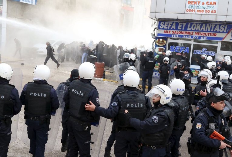 Столкновения курдов с полицией в Ване на востоке Турции