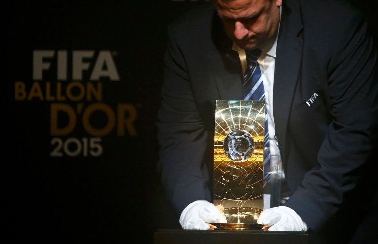 Презентация награды на Женском чемпионате мира по футболу до начала церемонии награждения премии Золотой мяч 2015 в Цюрихе.
