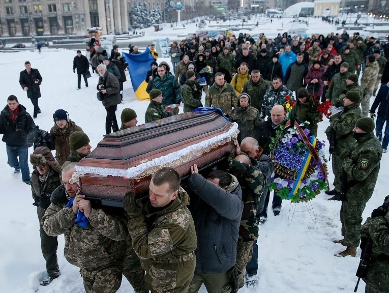 Похороны погибшего на востоке Украины бойца батальона Миротворец на Майдане Незалежности