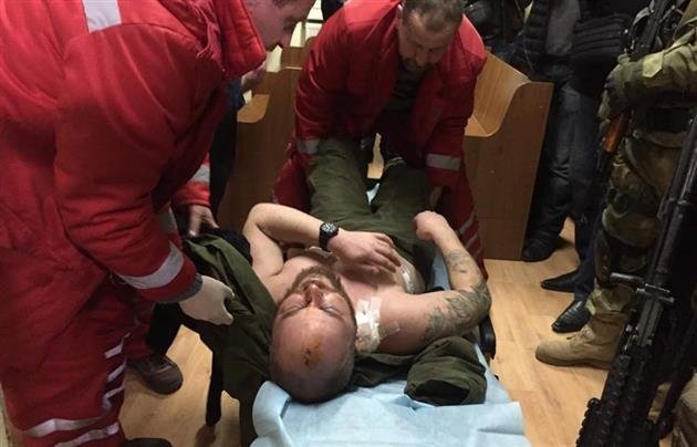 Медики возле избитого бойца Правого сектора в ходе судебного заседания в Ужгороде