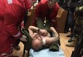 Медики возле избитого бойца Правого сектора в ходе судебного заседания в Ужгороде