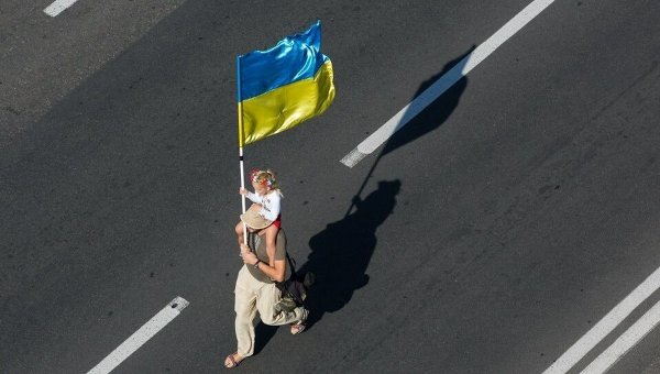 Ребенок несет государственный флаг Украины