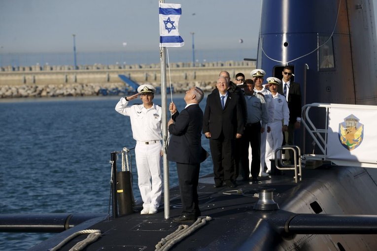Премьер-министр Беньямин Нетаньяху поднимает израильский флаг на пятой подводной лодке класса Дольфин