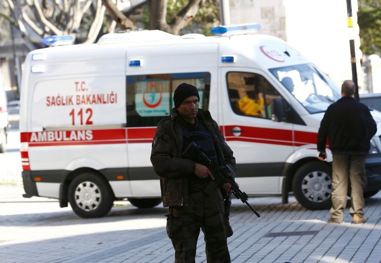 Теракт в Стамбуле унес жизни не менее 10 человек