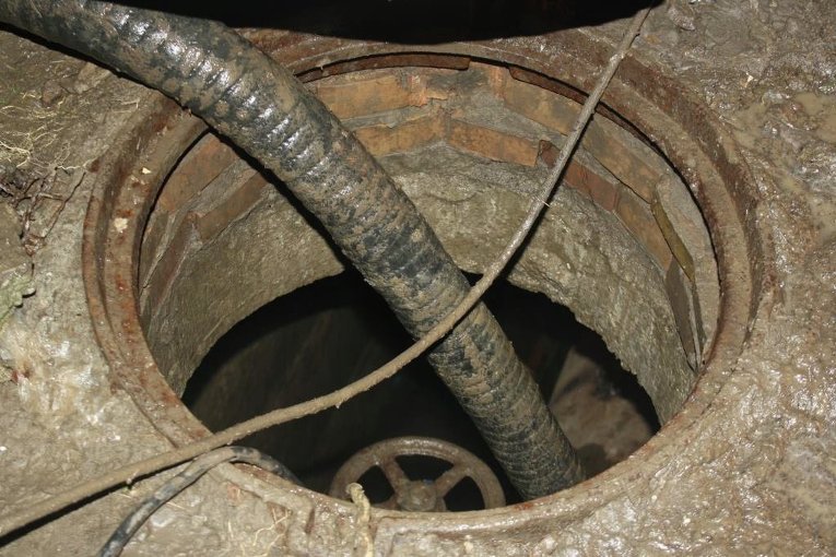 Ремонтные работы на месте прорыва водопровода в Запорожье