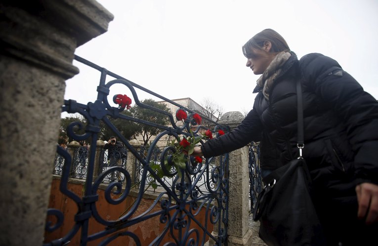 В Стамбуле несут цветы на место теракта