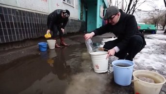 Жители Запорожья из-за аварии на водопроводе набирали воду из луж и водосточных труб