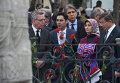 Премьер-министр Турции Ахмет Давутоглу, его жена Саре и министр внутренних дел Германии Томас де Мезьер на месте вчерашнего теракта на площади Султанахмет в Стамбуле
