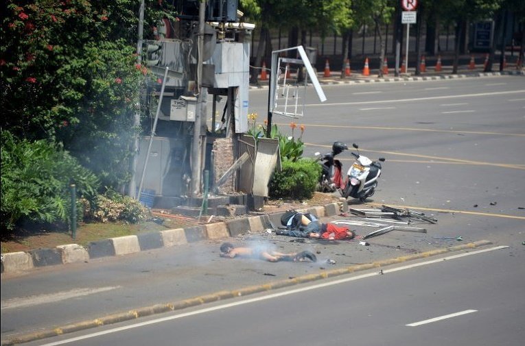 На месте взрыва в Джакарте (Индонезия)