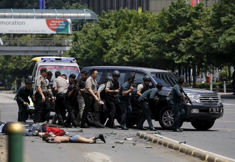 Полиция Индонезии на месте террористической атаки в Джакарте