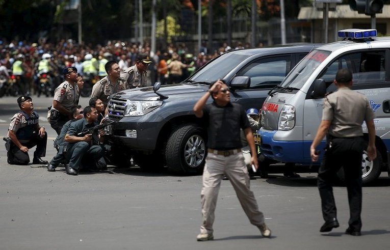 На месте взрыва и перестрелки в Джакарте