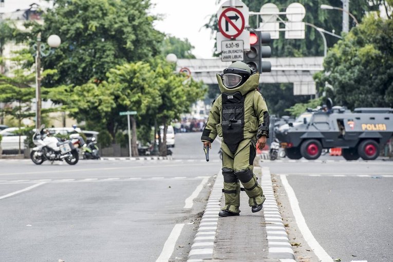 Атака террористов в Джакарте: правительство вело войска в город (18+)