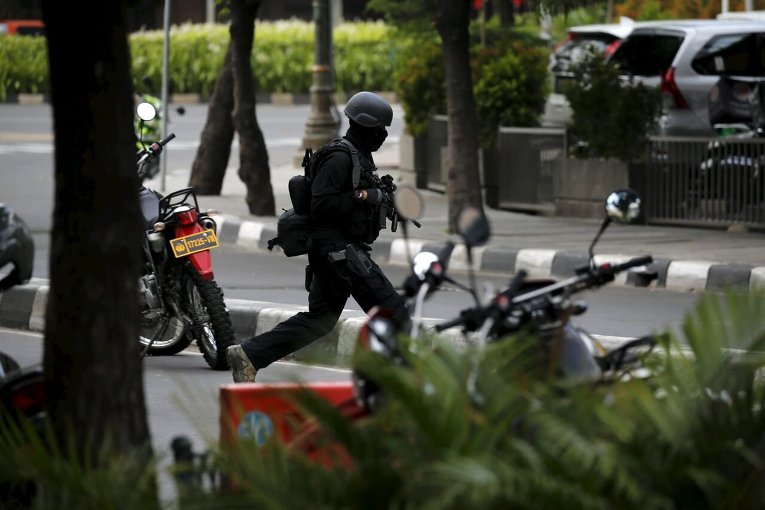 Атака террористов в Джакарте: правительство вело войска в город (18+)