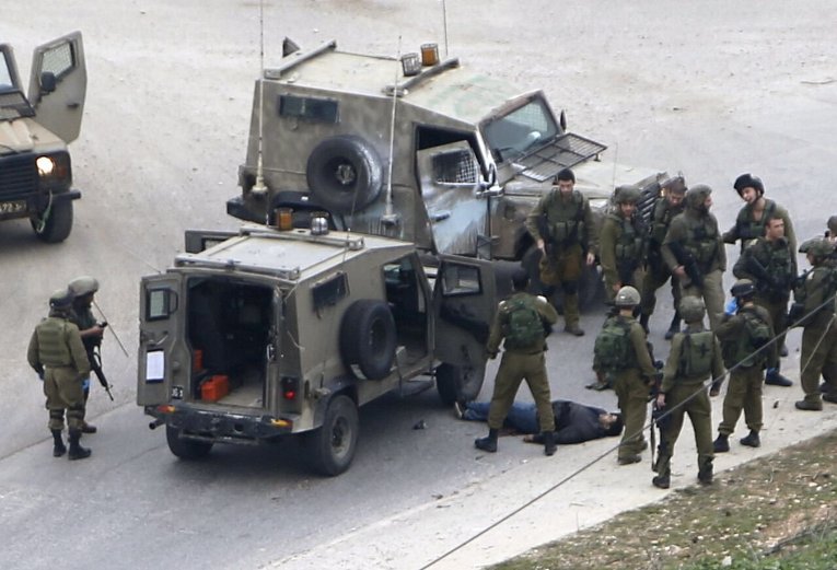 Военные застрелили палестинца, который бросился с ножом на офицера израильской армии на Западном берегу реки Иордан