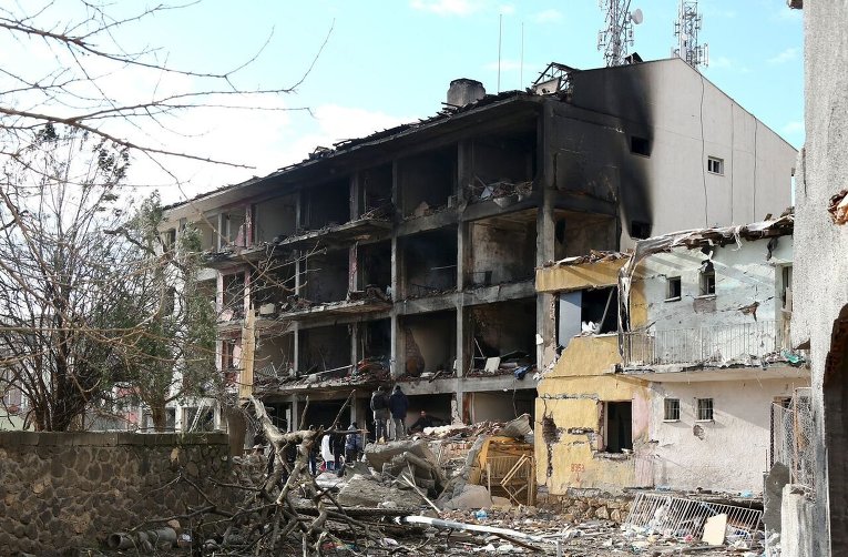 Турецкие эксперты-криминалисты осматривают здание полицейского участка после теракта курдских боевиков