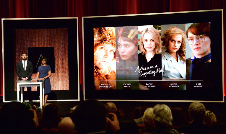 Актер Джон Красински и Шерил Бун, Президент Американской академии кинематографических искусств и наук, объявляют номинантов на Оскар-2016 в номинации Лучшая женская роль второго плана