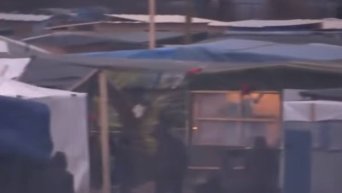 Беженцы покидают палаточный лагерь в Кале. Видео