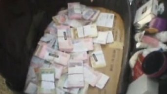 Деньги, найденные у владельца Lexus на КПП в Зайцево Донецкой области