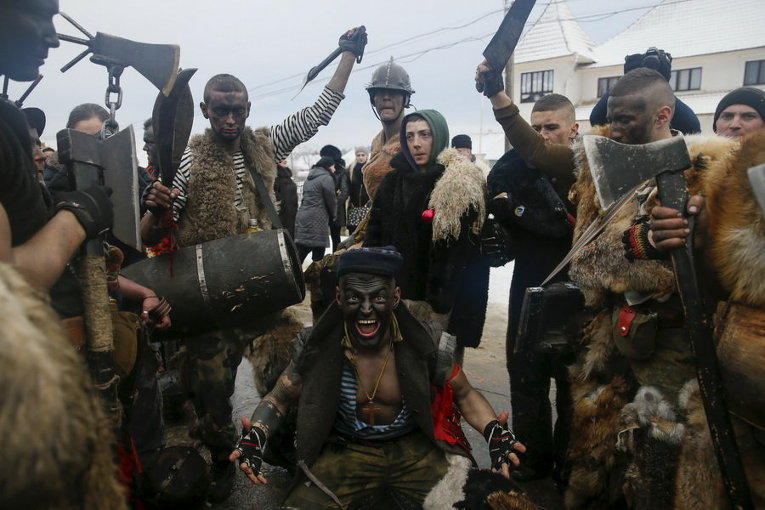 Местные жители во время празднования Маланки в селе Красноярское в Черновицкой области