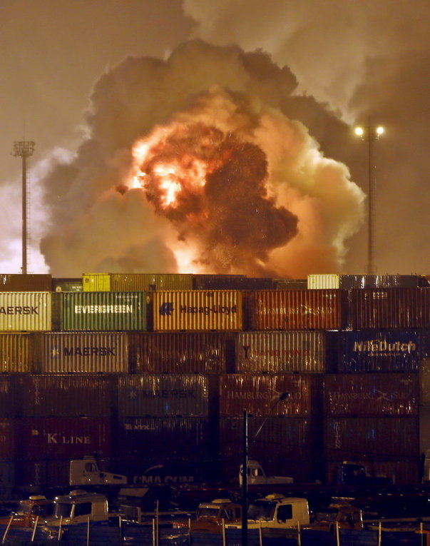 Огонь бушует в химических контейнерах логистической компании Localfrio в Бразилия