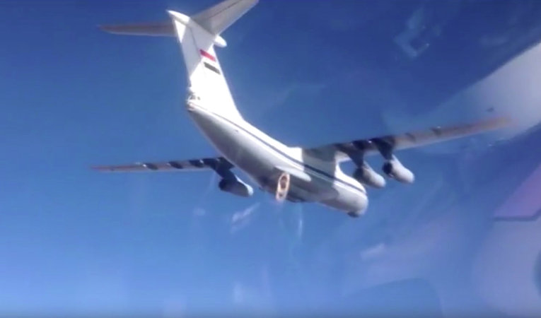 Сброс гуманитарного груза в районе Дейр-Эз-Зор в Сирии с помощью российских парашютных систем