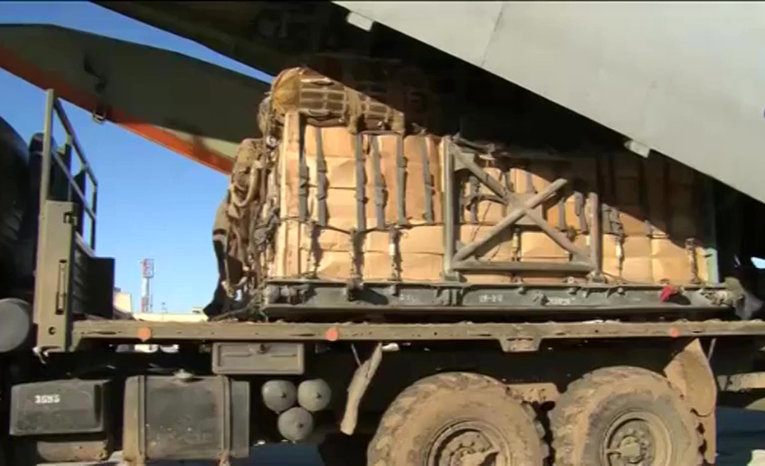 Погрузка в транспортный самолет гуманитарного груза для сброса в районе Дейр-Эз-Зор