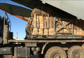 Погрузка в транспортный самолет гуманитарного груза для сброса в районе Дейр-Эз-Зор