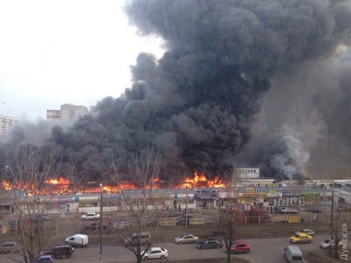 Масштабный пожар на рынке в Одессе