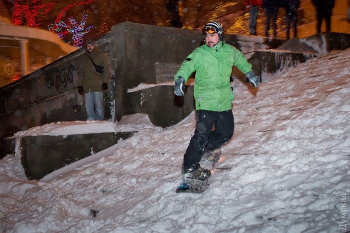 Одесситы превратили Потемкинскую лестницу в горнолыжный спуск