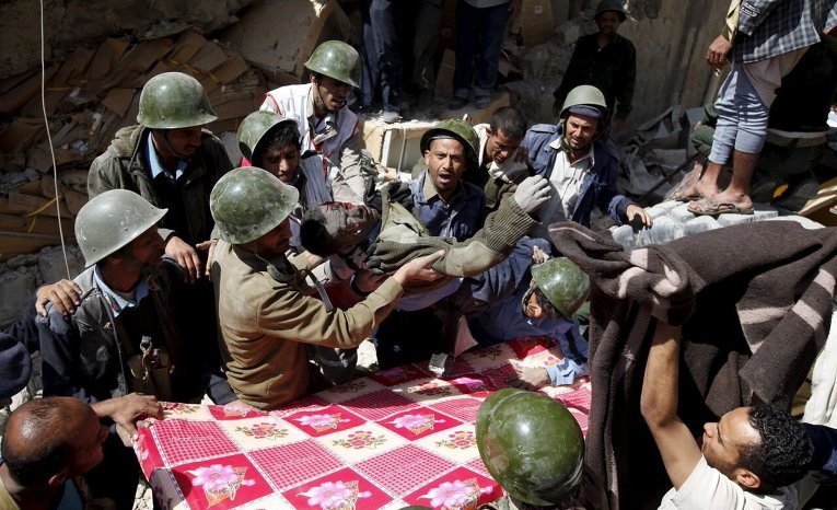 Последствия авиаудара арабской коалиции по штабу полиции в Сане