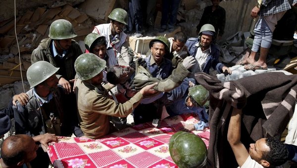 Последствия авиаудара арабской коалиции по штабу полиции в Сане
