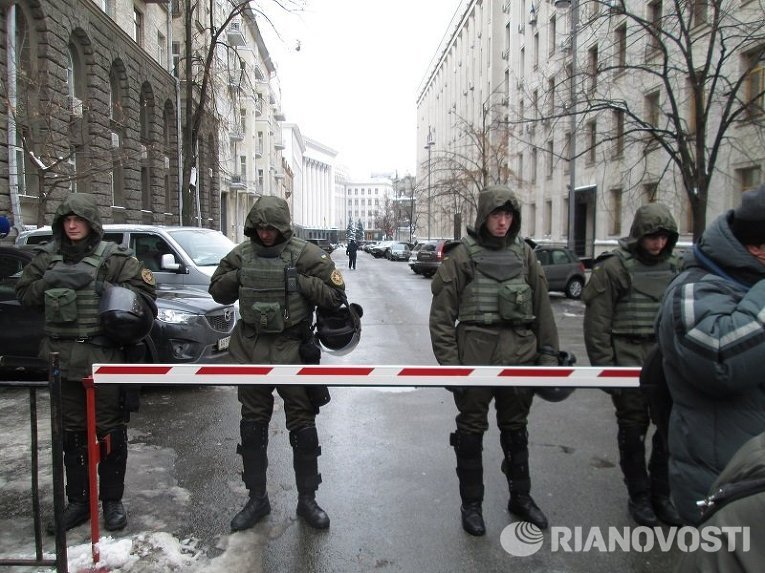 Бойцы Нацгвардии перекрыли улицу Банковую во время акции протеста в Киеве с требованием наказать виновных в Иловайской трагедии