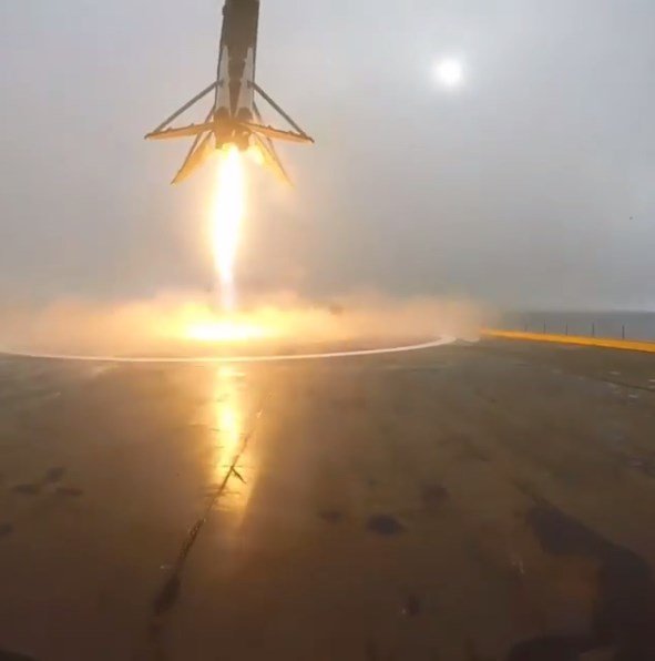 Жесткая посадка ракеты-носителя Falcon 9 на плавучую платформу в Тихом океане после запуска спутника Jason-3